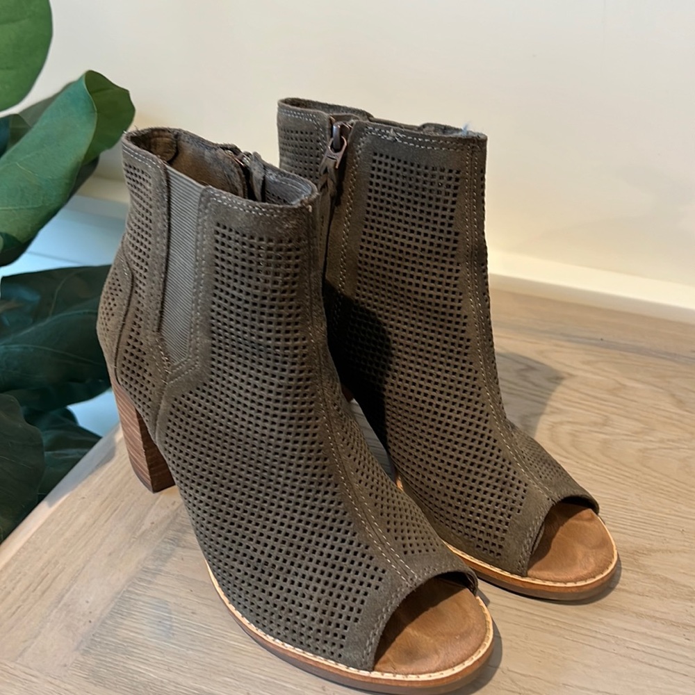 TOMS Majorca Olive Green Suede Perforated Booties size 8.5 Almost New!